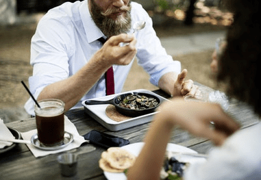 Ένας άντρας τρώει το σωστό φαγητό για δύναμη